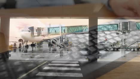 Gente-Moviéndose-En-El-Aeropuerto-Contra-Una-Persona-Escribiendo-En-El-Teclado