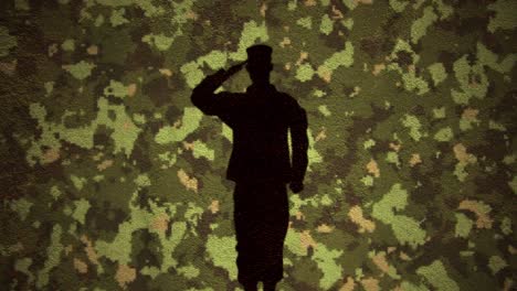 Silhouette-Eines-Soldaten,-Der-Vor-Tarnhintergrund-Salutiert