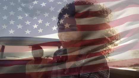Animation-Einer-Amerikanischen-Flagge,-Die-über-Einem-Glücklichen-Gemischtrassigen-Paar-Am-Strand-Am-Meer-Weht