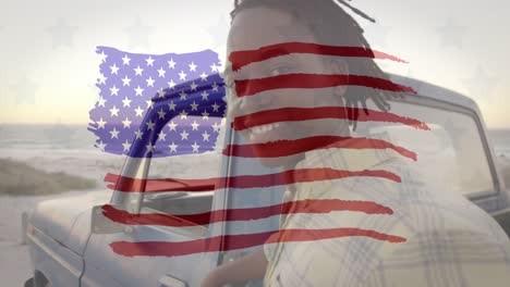 Animation-Einer-Amerikanischen-Flagge,-Die-über-Einem-Porträt-Eines-Gemischtrassigen-Mannes-Von-Einem-Auto-Am-Meer-Gezeichnet-Wird