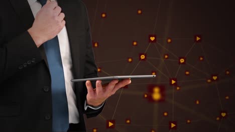 Geschäftsmann-Nutzt-Digitales-Tablet-Gegen-Netzwerk-Digitaler-Symbole