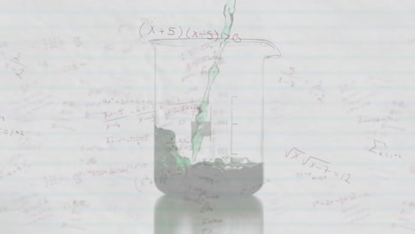 Mathematische-Gleichungen-Gegen-Flüssigkeit,-Die-In-Ein-Becherglas-Fällt