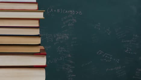 Pila-De-Libros-Contra-Ecuaciones-Matemáticas-En-Pizarra