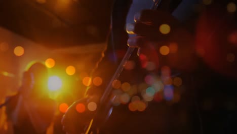Leuchtende-Lichtpunkte-Vor-Einem-Mann,-Der-Gitarre-Spielt