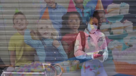 Frau-Mit-Gesichtsmaske-Und-Smartphone-Gegen-Kinder,-Die-Bei-Geburtstagsfeier-Jubeln