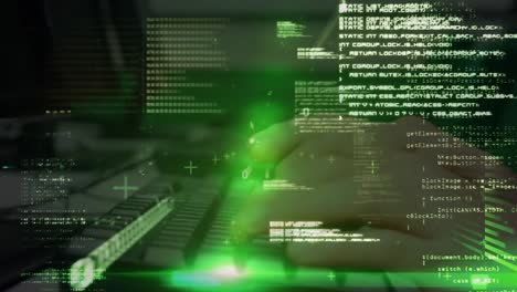 Datenverarbeitung-Und-Grüner-Lichtfleck-Gegen-Person,-Die-Auf-Der-Tastatur-Tippt