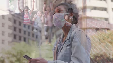 Frau-Mit-Gesichtsmaske-Benutzt-Smartphone-Gegen-Kinder,-Die-Im-Schulkorridor-Laufen