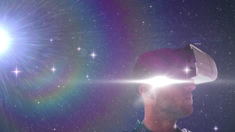 Mann-Trägt-VR-Headset-über-Dem-Universum-Mit-Mehreren-Sternen-Und-Einem-Netzwerk-Von-Verbindungen,-Die-Sich-Darin-Drehen