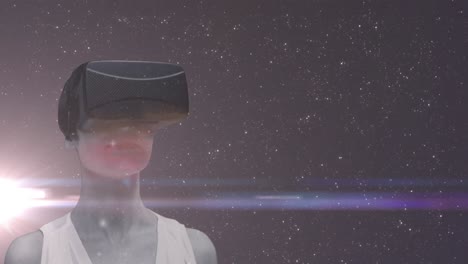 Frau-Mit-VR-Headset-über-Dem-Universum-Mit-Mehreren-Sternen-Und-Leuchtendem-Lichtfleck-Im-Hintergrund