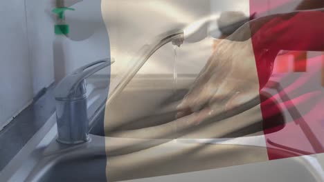 Die-Französische-Flagge-Weht-Gegen-Den-Mittelteil-Einer-Frau,-Die-Sich-Im-Waschbecken-Die-Hände-Wäscht
