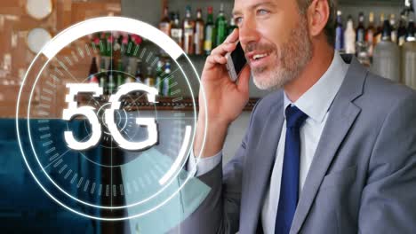 5G-Text-Auf-Kreisen-Gegen-Geschäftsmann,-Der-Auf-Smartphone-Spricht