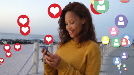 Mehrere-Profil--Und-Rote-Herzsymbole-Schweben-Vor-Einer-Frau,-Die-Ihr-Smartphone-Nutzt