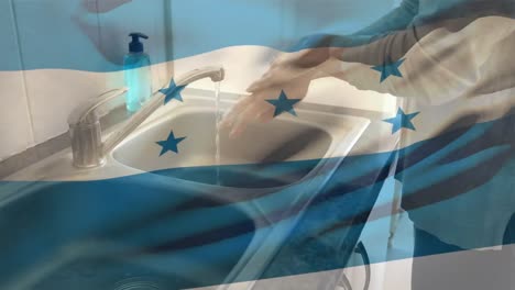 Die-Honduranische-Flagge-Weht-Gegen-Den-Mittelteil-Einer-Frau,-Die-Sich-Im-Waschbecken-Die-Hände-Wäscht