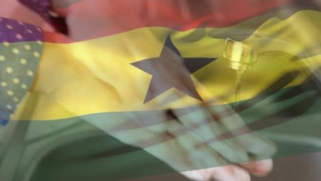 Die-Ghanaische-Flagge-Weht-Gegen-Den-Mittelteil-Einer-Frau,-Die-Sich-Im-Waschbecken-Die-Hände-Wäscht