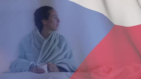 Tschechische-Flagge-Weht-Gegen-Frau,-Die-Hustet,-Während-Sie-Im-Bett-Kaffee-Trinkt