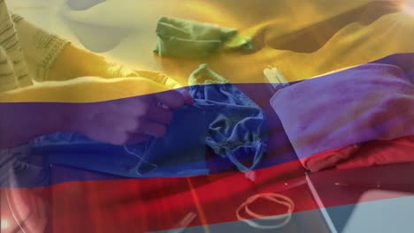 Kolumbianische-Flagge-Weht-Gegen-Mittelteil-Einer-Frau,-Die-Gesichtsmaske-Näht