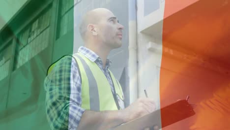 Italienische-Flagge-über-Einem-Bauarbeiter,-Der-Sich-Notizen-Macht.