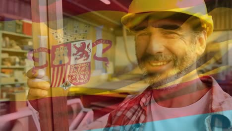 Bandera-Española-Sobre-El-Trabajador-Del-Sitio-Sonriendo.