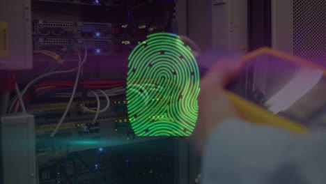 Biometrischer-Fingerabdruckscanner-Gegen-Person,-Die-Den-Computerserver-überprüft