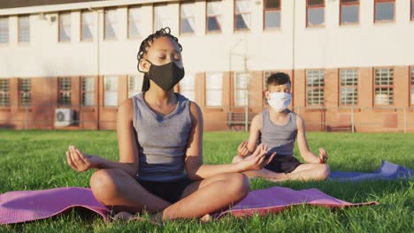 Mädchen-Mit-Gesichtsmaske-Macht-Yoga-Im-Garten