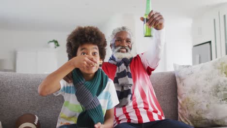 Afroamerikanischer-älterer-Mann-Und-Enkel-Sitzen-Zu-Hause-Auf-Einem-Sofa-Im-Wohnzimmer