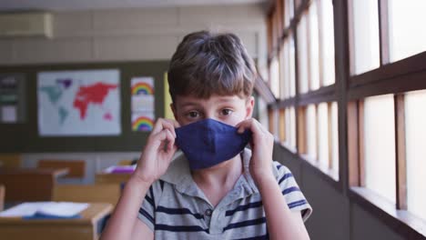 Junge-Trägt-Gesichtsmaske-In-Der-Klasse-In-Der-Schule