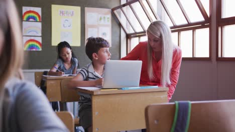 Lehrerin-Und-Junge-Benutzen-Laptop-Im-Unterricht-In-Der-Schule