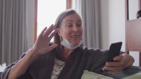 Frau-Führt-Zu-Hause-Einen-Videochat-Auf-Ihrem-Smartphone