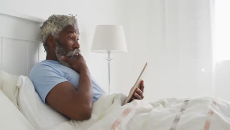Älterer-Mann-Nutzt-Digitales-Tablet-Im-Bett-Zu-Hause