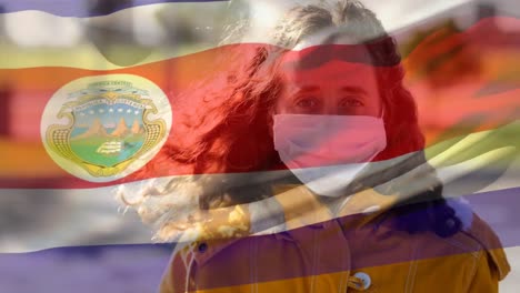 Costa-ricanische-Flagge-Weht-Gegen-Frau-Mit-Gesichtsmaske