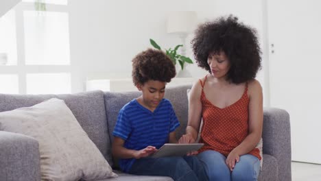 Mutter-Und-Sohn-Nutzen-Zu-Hause-Ein-Digitales-Tablet
