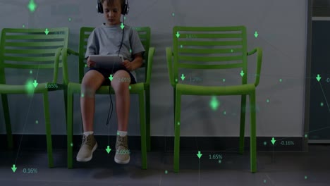 Netzwerk-Von-Verbindungen-Gegen-Einen-Jungen,-Der-Ein-Digitales-Tablet-Benutzt,-Während-Er-Auf-Einem-Stuhl-Sitzt