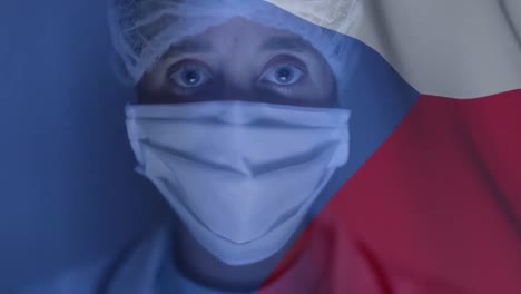 Die-Flagge-Der-Tschechischen-Republik-Winkt-Gegen-Eine-Wissenschaftlerin-Mit-Gesichtsmaske