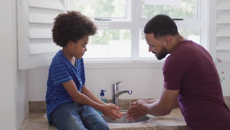 Vater-Und-Sohn-Waschen-Sich-Im-Waschbecken-Die-Hände