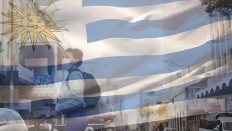 Die-Uruguayische-Flagge-Winkt-Gegen-Eine-Frau-Mit-Gesichtsmaske,-Die-Auf-Der-Straße-Läuft