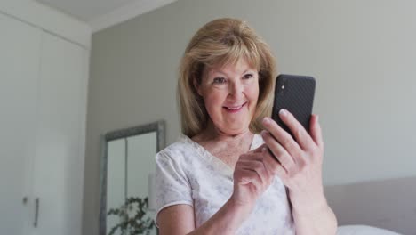 Ältere-Frau-Benutzt-Smartphone-Zu-Hause