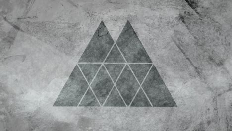 Gestapeltes-Dreiecksdesign-Vor-Strukturiertem-Grauem-Hintergrund