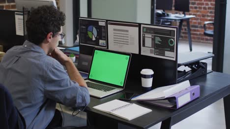 Hombre-Usando-Una-Computadora-Portátil-Mientras-Está-Sentado-En-Su-Escritorio-En-La-Oficina