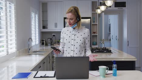 Frau-Mit-Headset-Spricht-Zu-Hause-Auf-Dem-Smartphone