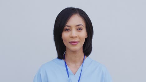 Porträt-Einer-Weiblichen-Gesundheitshelferin,-Die-Vor-Weißem-Hintergrund-Lächelt