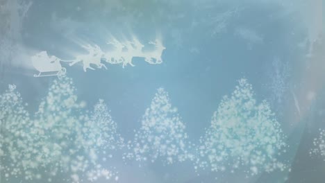 Der-Weihnachtsmann-Im-Schlitten-Wird-Von-Rentieren-Gegen-Schneeflocken-Gezogen,-Die-Auf-Bäume-Fallen