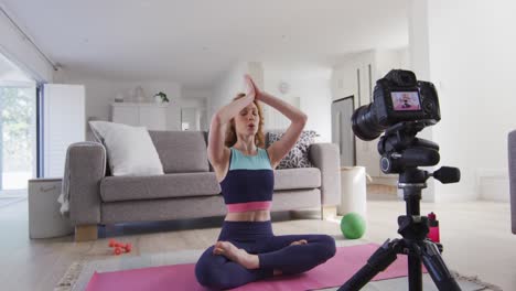 Frau-Praktiziert-Zu-Hause-Yoga-Und-Zeichnet-Es-Mit-Einer-Digitalkamera-Auf