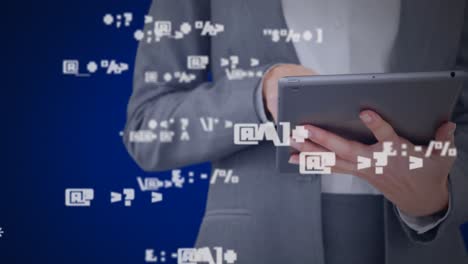 Mathematische-Symbole-Gegen-Eine-Frau,-Die-Ein-Digitales-Tablet-Auf-Blauem-Hintergrund-Verwendet