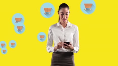 Frau-Benutzt-Smartphone-Vor-Einkaufswagensymbolen-Auf-Gelbem-Hintergrund