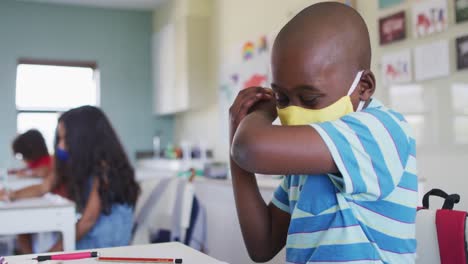 Niño-Usando-Mascarilla-Estornudando-En-Clase-En-La-Escuela