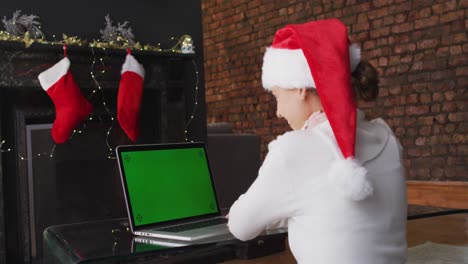 Frau-Mit-Weihnachtsmütze-Führt-Zu-Hause-Einen-Video-Chat-Auf-Dem-Laptop