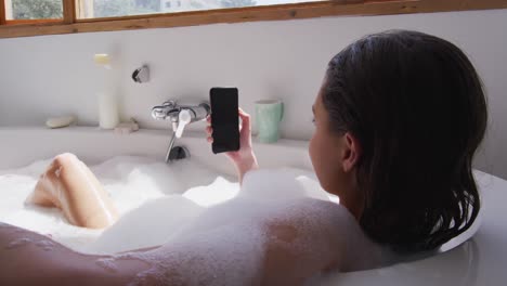 Frau-Benutzt-Smartphone,-Während-Sie-In-Einer-Badewanne-Entspannt