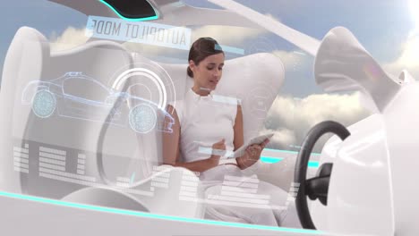 Frau-Nutzt-Digitales-Tablet-Im-Auto-Mit-Weißem-Innenraum-Und-Fährt-Im-Autopilot-Modus-In-Den-Himmel