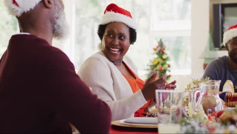 Mujer-Afroamericana-Con-Sombrero-De-Papá-Noel-Hablando-Y-Sonriendo