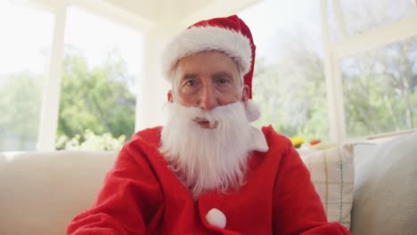 Retrato-De-Un-Hombre-Mayor-En-Navidad-Vistiendo-Traje-De-Papá-Noel